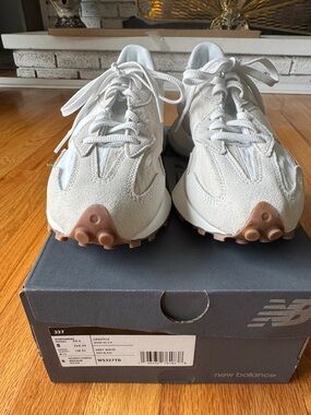 New Balance women’s 327 Sneakers in Off-White and Gum